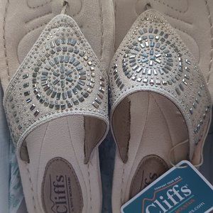 NWT Cliffs sandals